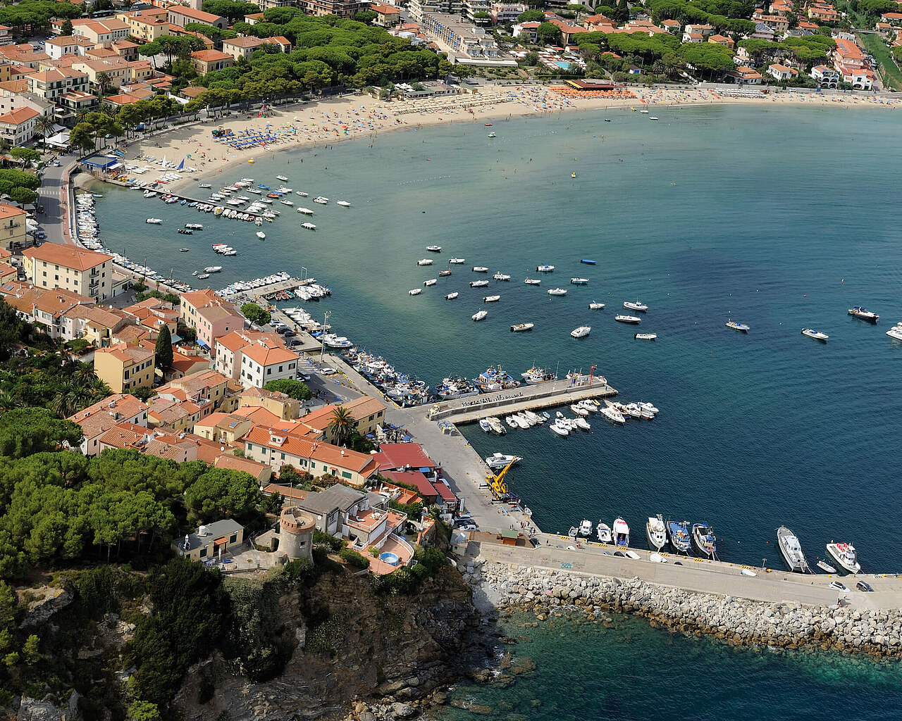 Marina di Campo sur l'île d'Elbe, petit port